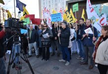 Más de 500 Técnicos en Cuidados Auxiliares de Enfermería (TCAE) se concentran en Valdecilla para exigir su reclasificación al Grupo C1