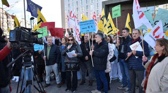 Más de 500 Técnicos en Cuidados Auxiliares de Enfermería (TCAE) se concentran en Valdecilla para exigir su reclasificación al Grupo C1